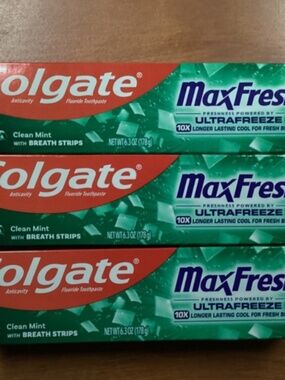 Colgate MaxFresh Ultrafreeze Clean Mint with Breath Strips Toothpaste Bundle
